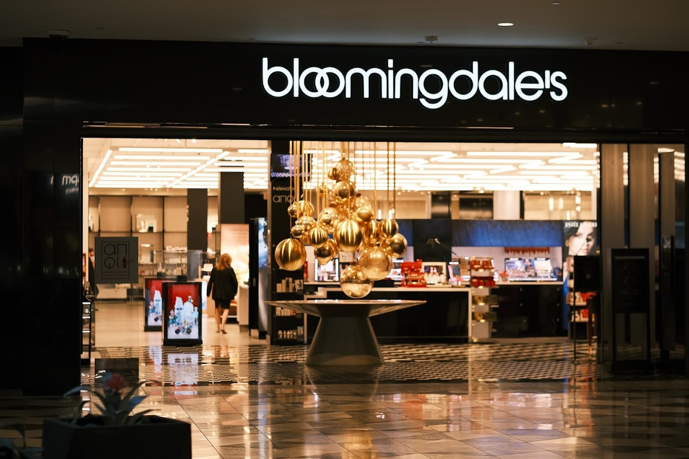 Is Bloomingdale's a high end clothing store?