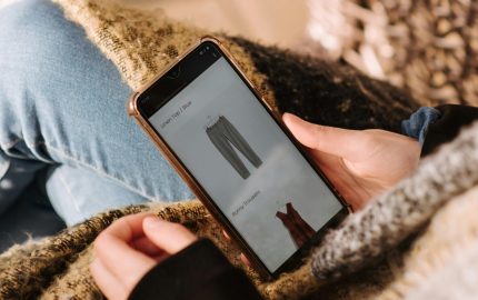 91% make online purchases using their smartphone
