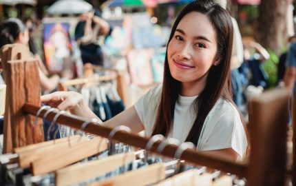 Advantages vs Disadvantages of Selling Through Retailers