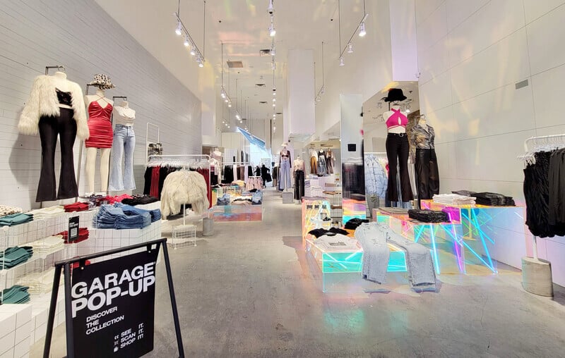 Do stores open on Sunday in Canada?