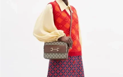 What are the benefits and drawbacks of a crossbody bag?
